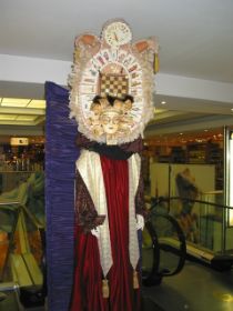 Berlin, KaDeWe Venez. Nacht 25 Puppen dekoriert 014_rs.jpg