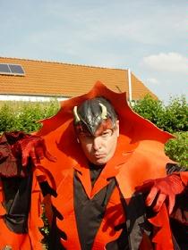 Teufel in schwarz-rot mit Hörnern