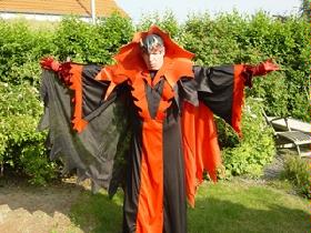 Teufel in schwarz-rot mit weitem Umhang