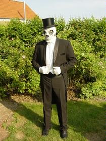 Der Tod im Frack. Edel mit Zylinder, Fliege und Handschuhen.