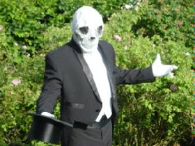 Tod im Frack, höflich zieht er den Zylinder vor den Gästen.